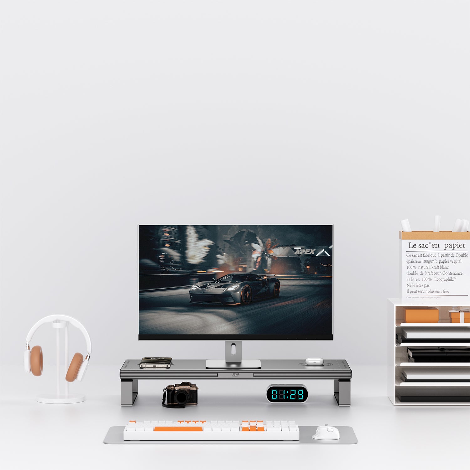 白いキーボードとモニターのデスクセット。紙製収納ボックスも添えられています。