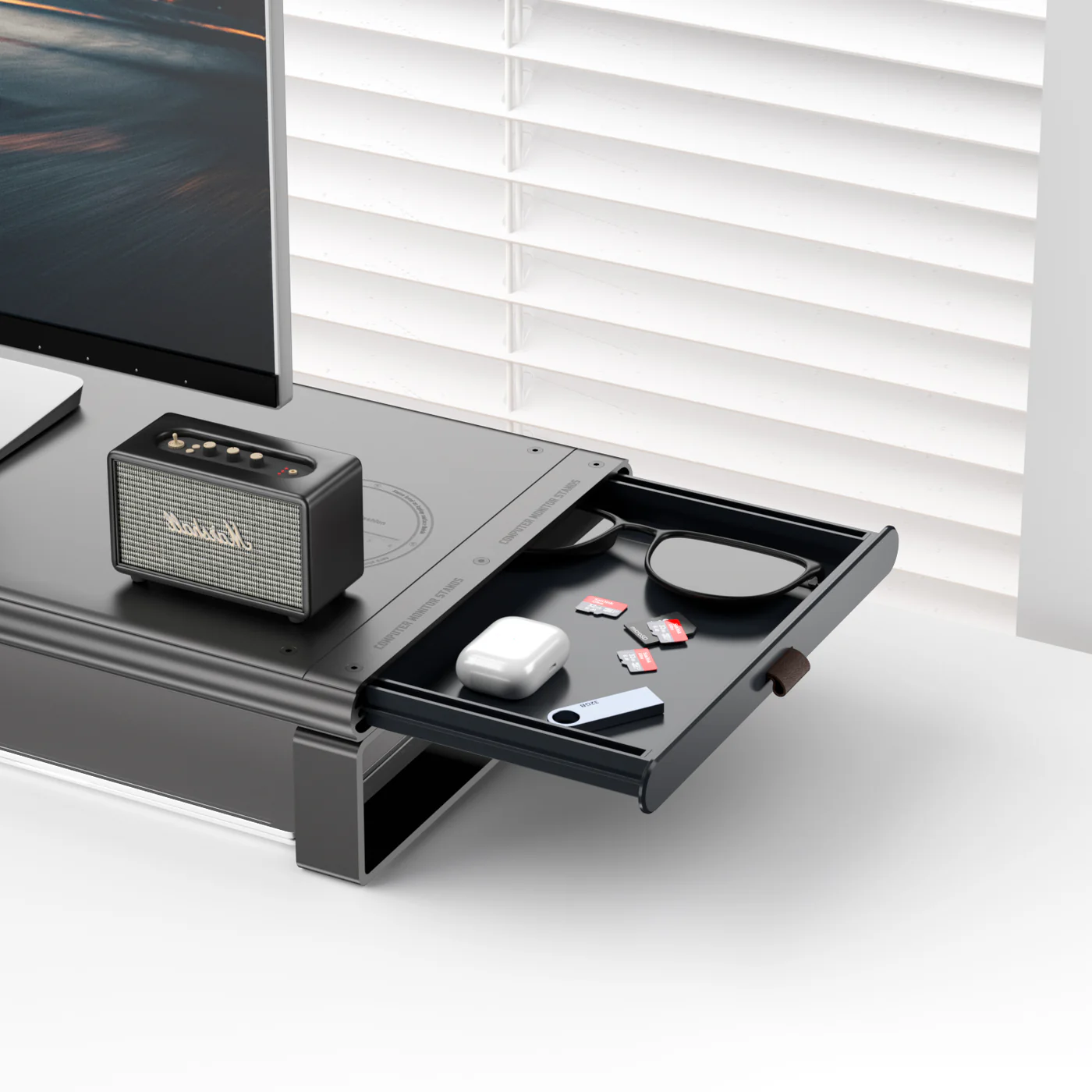 モニターと周辺機器を置ける、黒色のドッキングステーション。