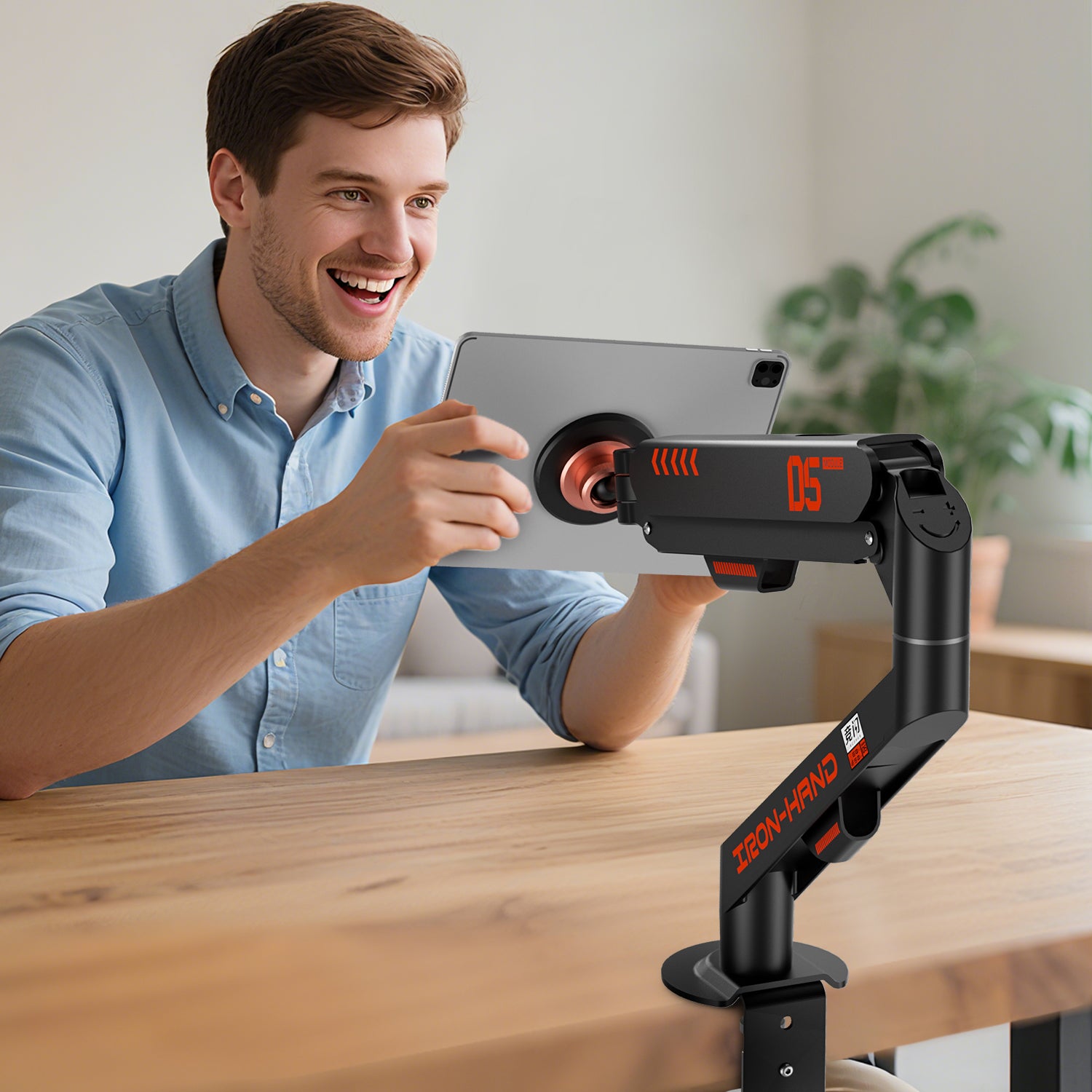 黒色のタブレットスタンド、男性が使用、机に取り付けられ。