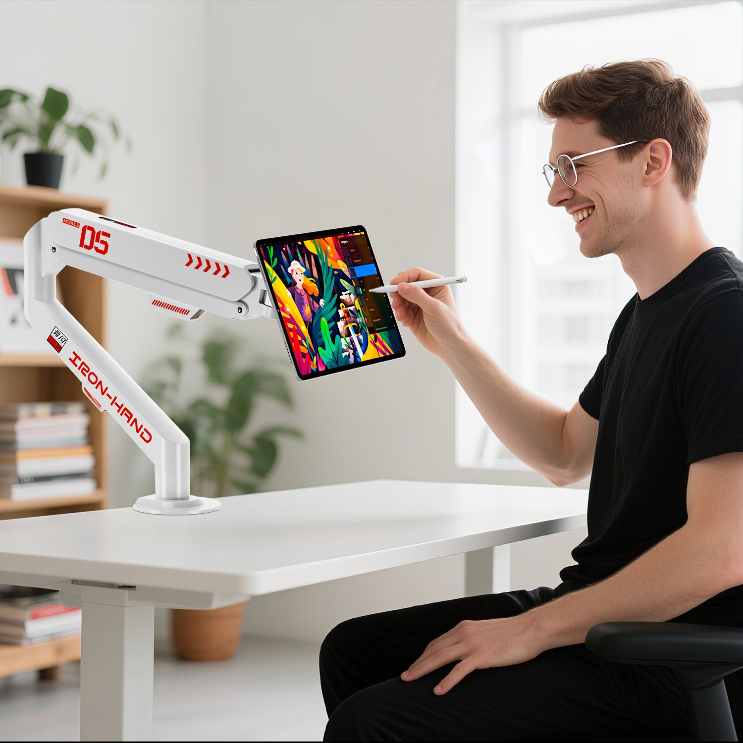 白いタブレットスタンド、男性が使用している様子。