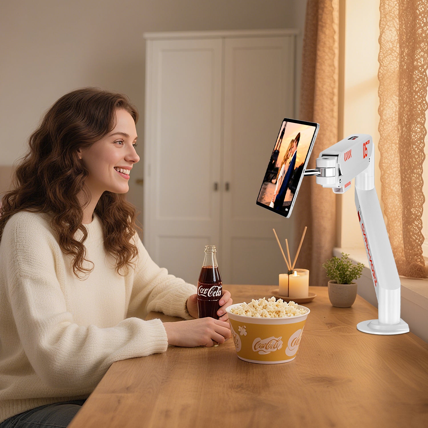 白いタブレットスタンドとポップコーンを楽しむ女性の室内風景