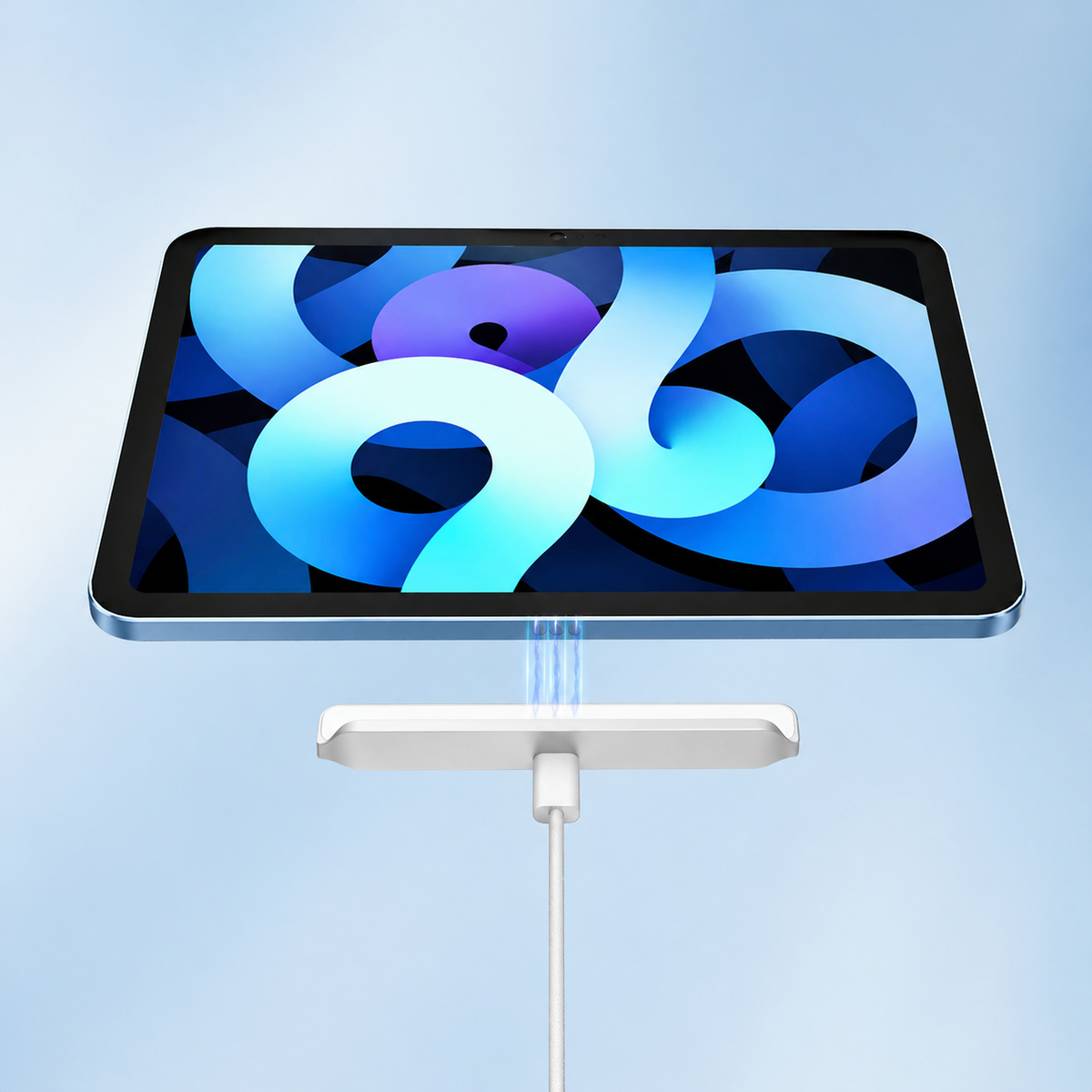 青いiPad Airが磁気充電スタンドに吸着、ワイヤレス充電の様子。